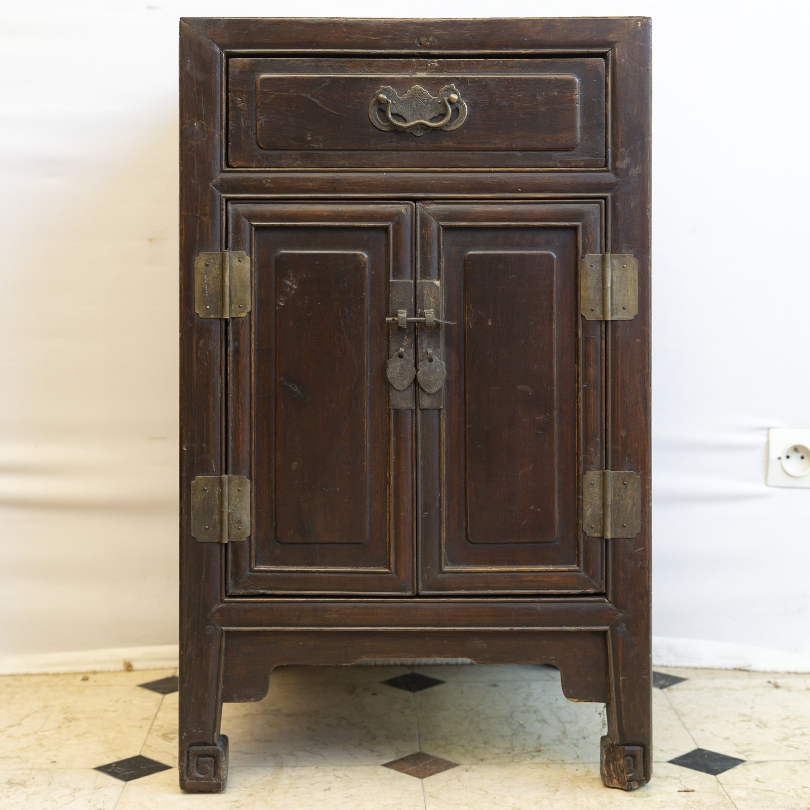 Petit cabinet en orme