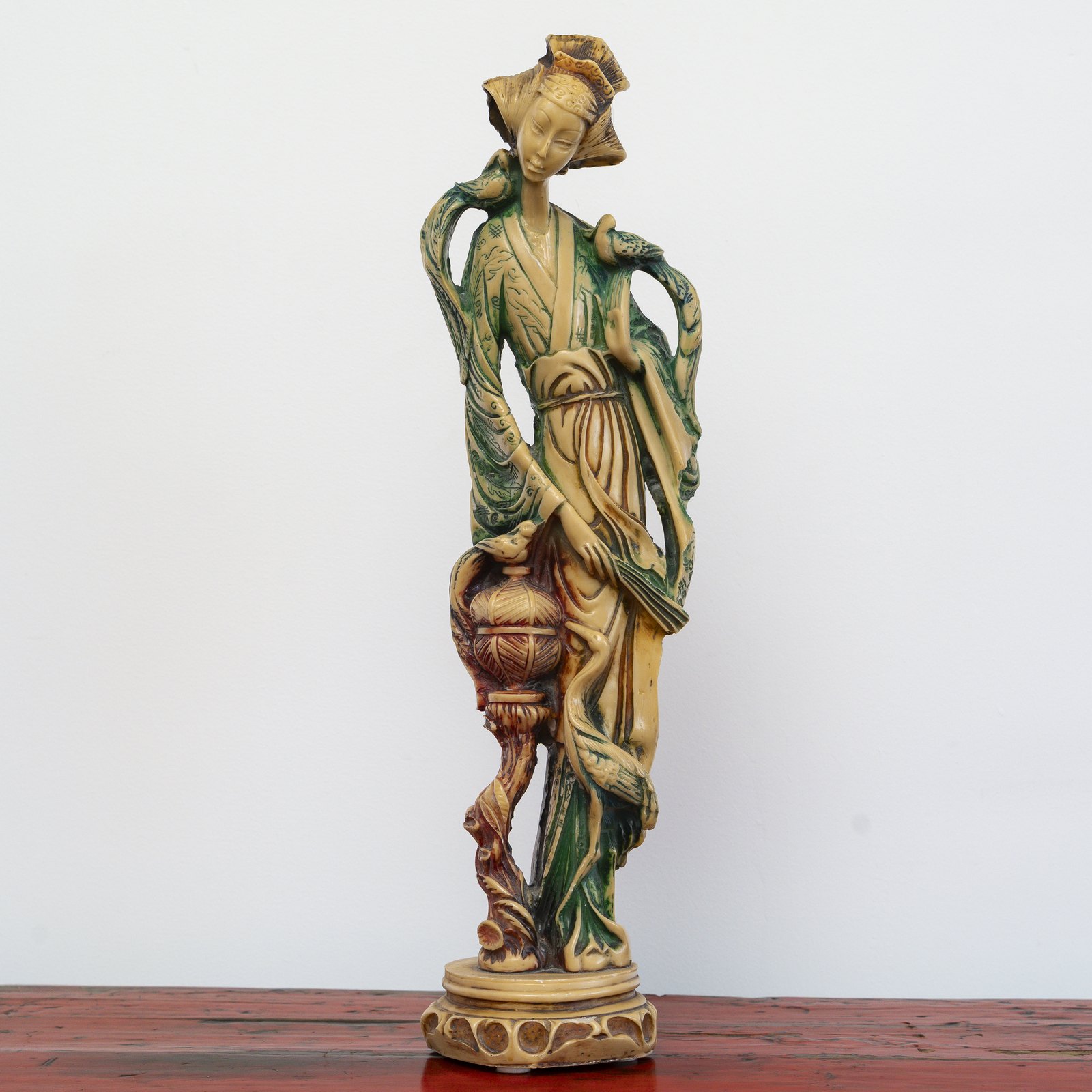 Statuette d’une musicienne en résine