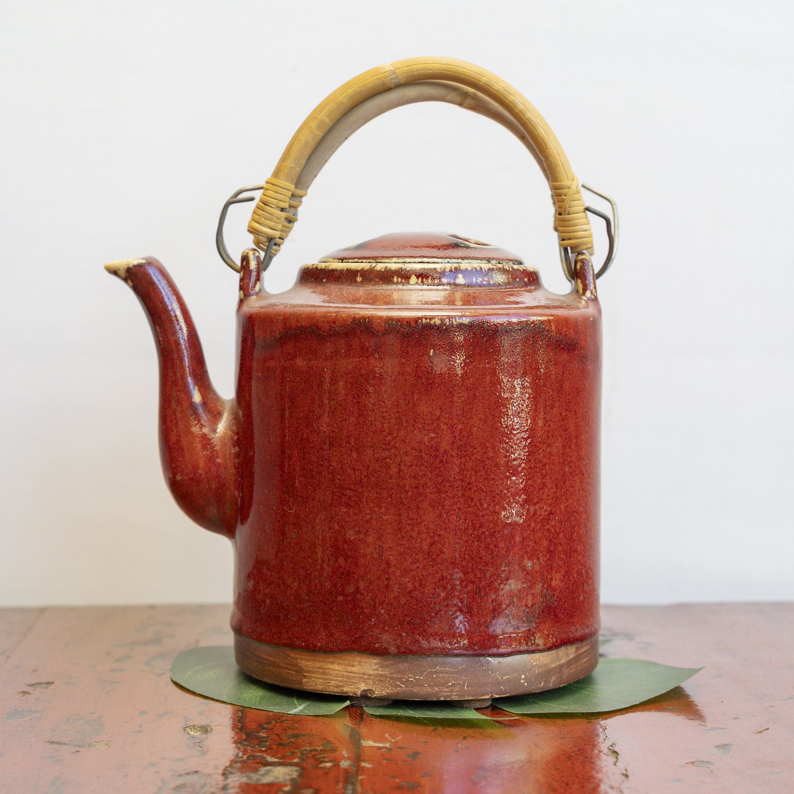 Théière émaillée rouge de cérémonie